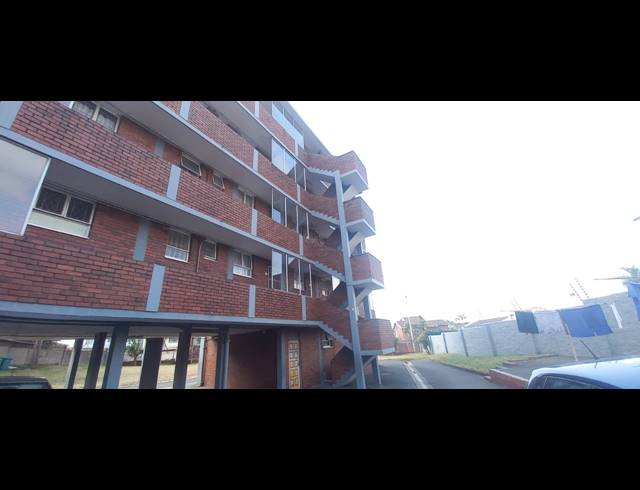 2 BEDROOM FLAT TO LET IN ESSENWOOD